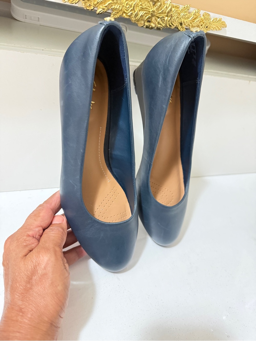Leather pumps, Clarks Artisan Women's Navy Wedge Pumps new never worn - Picture 13 of 14